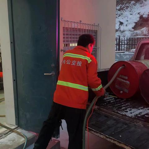 凌晨抢修保供电 服务司乘不打烊