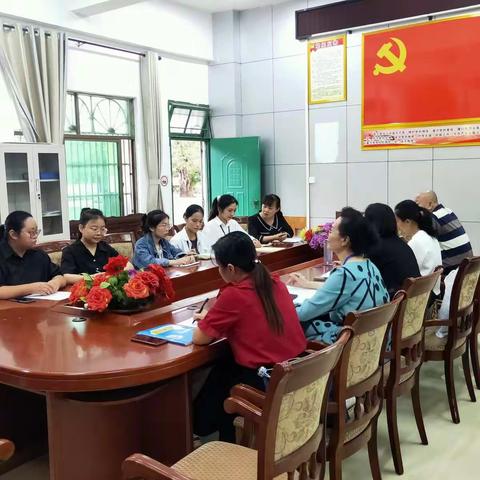 名师指导促成长——海南省学科带头人黎江娃、海南省骨干教师培养对象杜秀莲、马越老师对实习生进行听评课指导。
