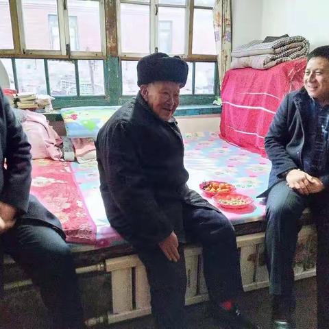 以初心暖人心，县委常委、县纪委书记史忠伟慰问下寨乡建国前老党员和困难党员