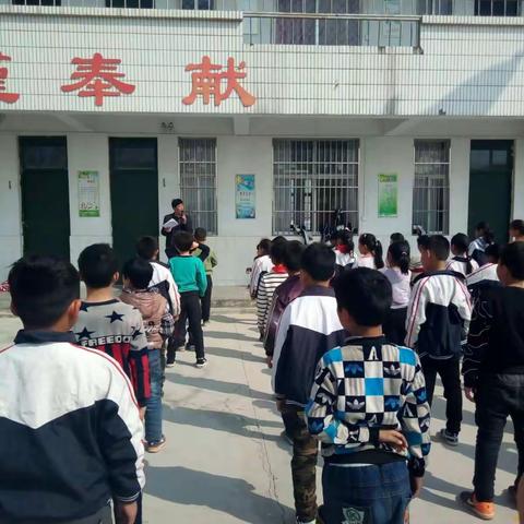 马集镇第一学区四合村小学“学雷锋活动之我为校园添片绿”主题活动