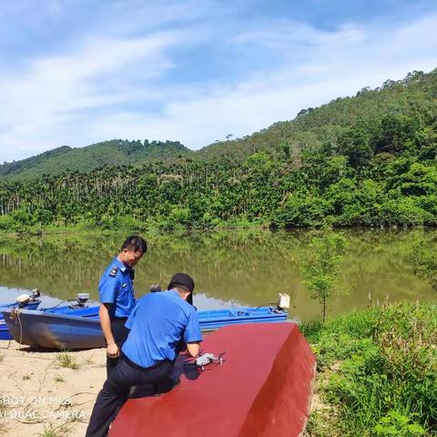 西昌镇开展水浮莲“清零”行动