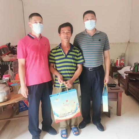特警支队节前组织慰问结对帮扶脱贫户