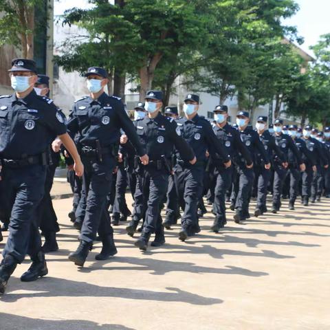 封闭备勤战疫情  全警苦训练精兵