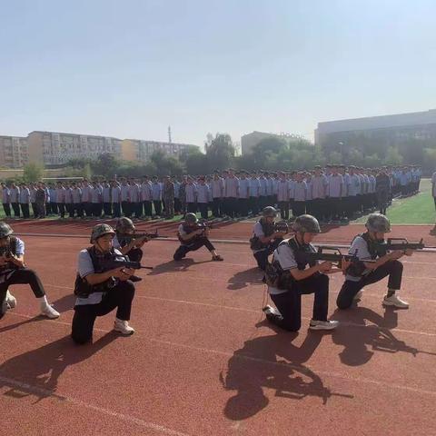 磨璞见玉        砺剑生辉                            ——义马市高中2023级高一新生军训纪