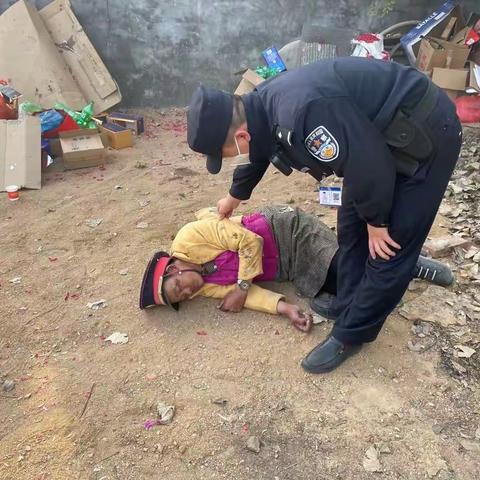 醉酒男子倒地不起，民警小哥紧急救援