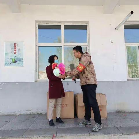 清明节期间，政府王部长来西蛮掌村检查护林防火 疫情防控工作，并为村民发放鲜花。