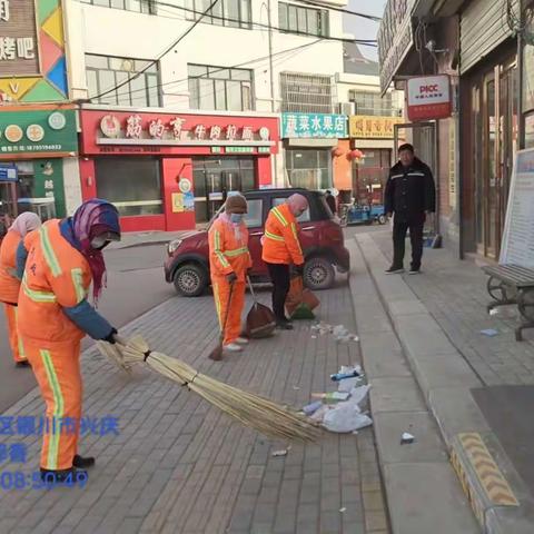 集中保洁员重点清理背街小巷，整治沟渠林带环境卫生！