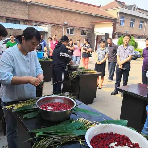 呈王路西社区“粽情过端午 香飘五月五”包粽子活动