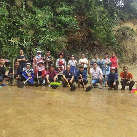 雨后塌方自救:垮土村民自发参与抢修入户路恢复通行