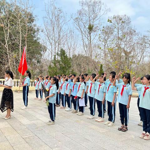 缅怀先烈 传承红色精神——三亚市崖州区拱北小学党支部联合学校少先队部清明祭扫活动纪实