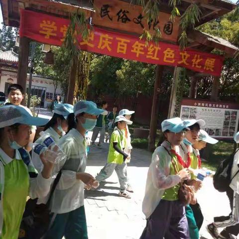 漯河市民间文艺家协会临颍分会为庆祝建党100周年特举办“学党史庆百年红色文化展”接待中小学生来研学