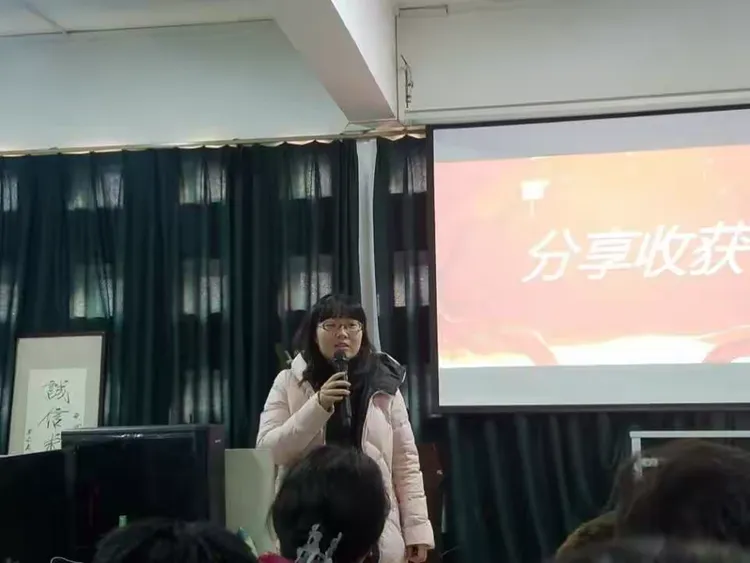 指导专家关莉莉对大家的发言做总结收尾。