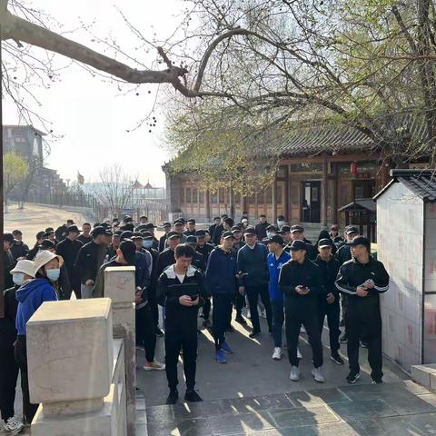 鹿泉交警积极参加分局举办的登山比赛活动