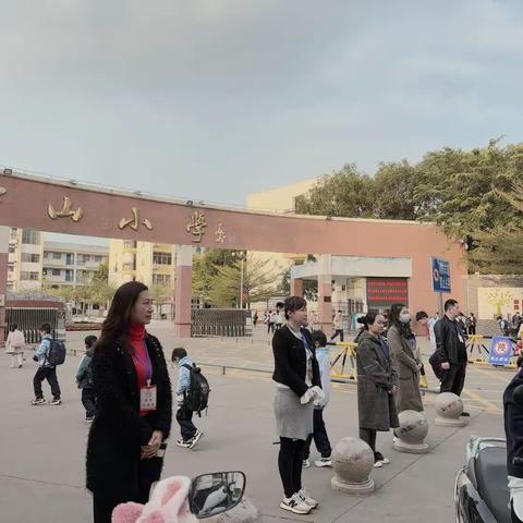 家校联手、共建安全和谐校园。（副本）