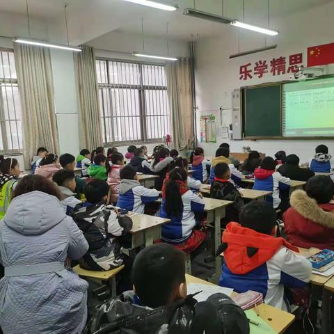 立标展精彩 听评促成长——龙泉小学开展期末复习示范课活动