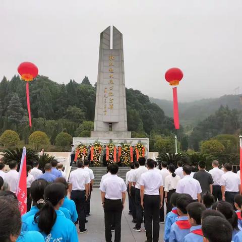 向革命烈士敬献花篮