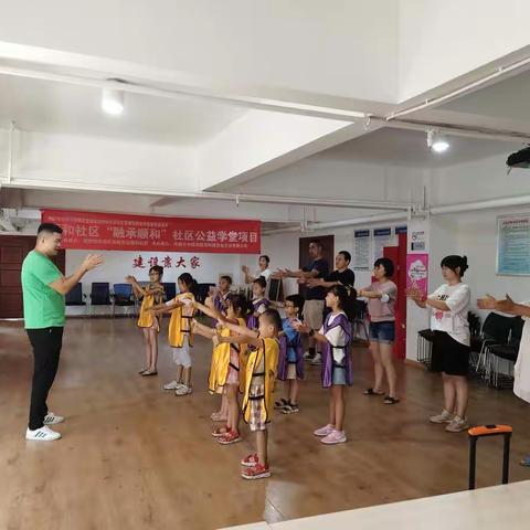 “动手有艺 聚爱顺和”特色课程教育活动之 “大手牵小手 一起来运动”趣味体能课程