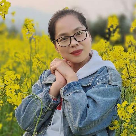 “油菜花开满地黄，丛间蝶舞蜜蜂忙。清风吹拂金波涌，飘溢醉人浓郁香。”春天里，油菜花竞相怒放，浓郁花香令人陶。