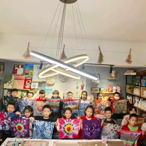 扎染时光机，穿越千年的色彩绮梦，传统文化扎染体验——西安市团结实验学校一五班同学们研学实践活动。