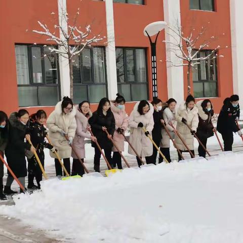 【靖边县第十五小学】情暖校园：党建引领情融雪，扫雪除冰暖人心。