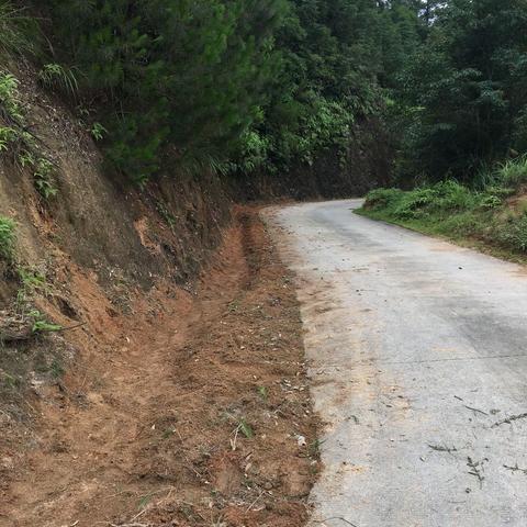 方田乡针对雨季公路养护主要以清理水沟，涵洞，路面砂石为主保证人民群众出行安全，减少塌方及路面积水