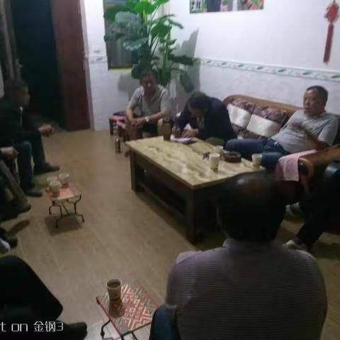 墨红社区三委班子参加朝阳村召开党员及村民代表会，丨，讨论小组文化室建设情况，2，提升人居环境收费工作。