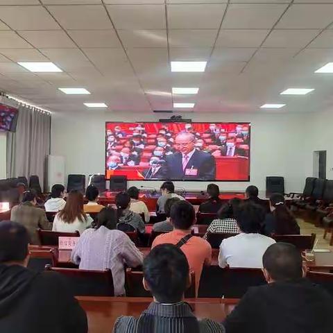 炉霍县各级妇联集中观看四川省第十二次党代会开幕式和热议党代会报告