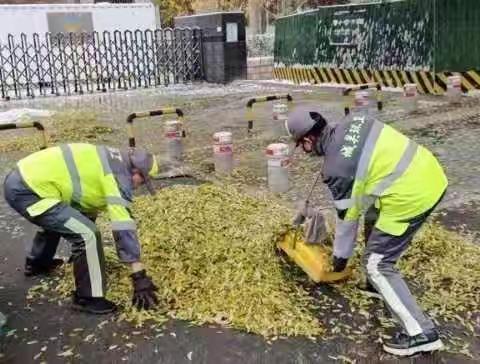 寒潮来袭 看风雪中坚守的环卫工作者