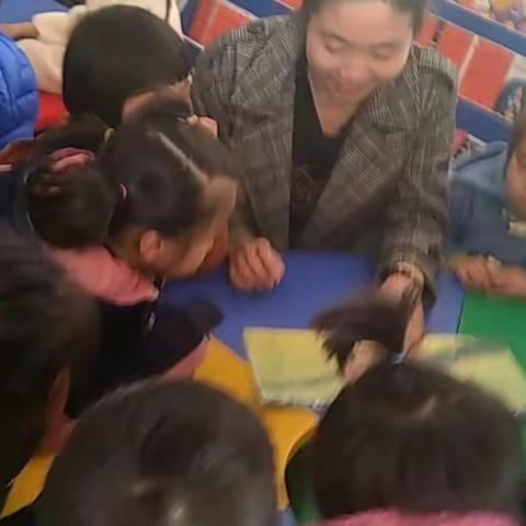 珠日河中心幼儿园大二班开展亲子读书活动