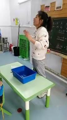 启明星幼儿园大一班宝贝科学小实验——《扎不破的水袋》