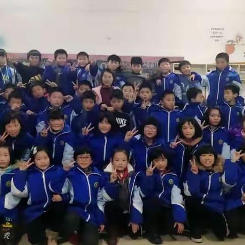 新星小学网课进行中，优秀的孩子们努力吧！