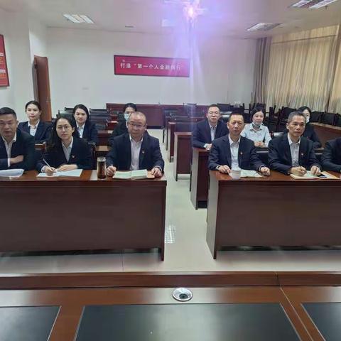 中国工商银行龙南支行组织集中收看党的二十大召开，学习领会党中央指导精神和工作部署。