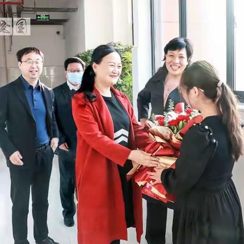 市领导刘红梅到二高中祝贺慰问青年教师马女