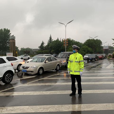【阎良分局蓝天路派出所】交巡警全力保障雨天高峰路口秩序管理