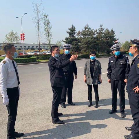 【阎良分局蓝天路所】交巡警城管联合执法，让违停无所循行