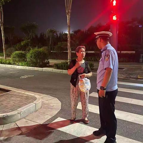 “我为群众办实事”蓝天路派出所交警中队民警立足本职岗位积极救助迷失老人，帮助困难群众。