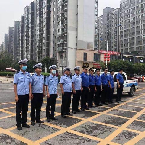 蓝天路派出所交巡警中队联合西安航空基地城市管理和综合执法局开展违停秩序整治工作