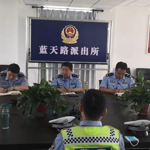 阎良区交警大队对蓝天路派出所交巡警中队开展道路交通治理业务大练兵