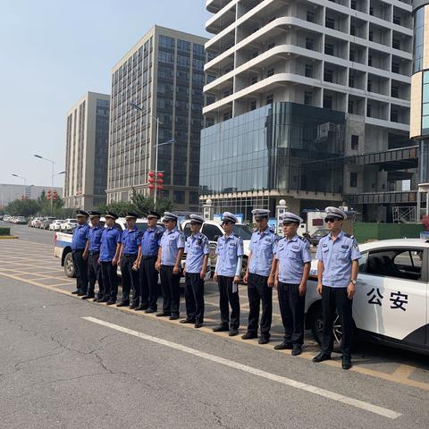 蓝天路派出所交巡警中队联合西安航空基地城市管理和综合执法局整治辖区违法停车