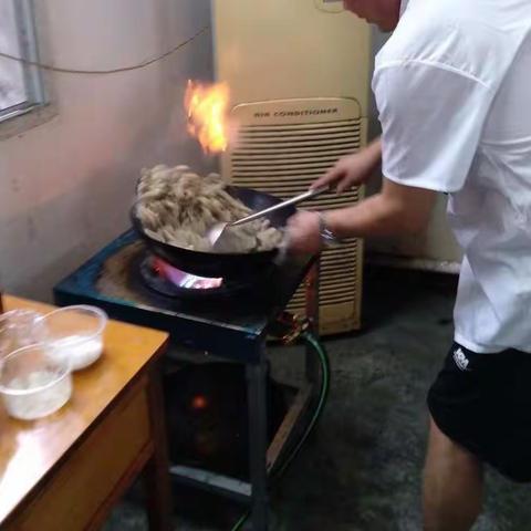 8月20日继续培训学习中：小炒牛肉，干扁鱿鱼须，凉拌紫甘蓝，冬瓜炖牛腩
