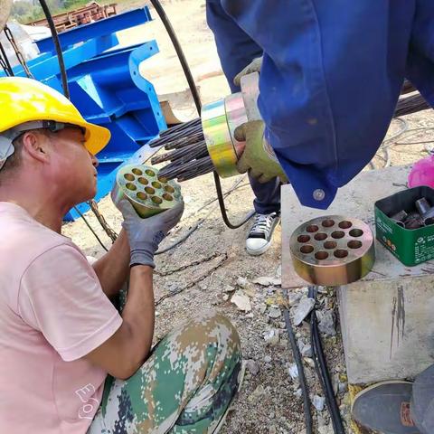 抚顺市富家桥重建工程正在进行T梁钢绞线张拉施工工序