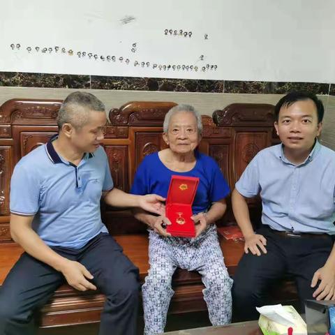 县委办党支部为老党员颁发“光荣在党50年”纪念章