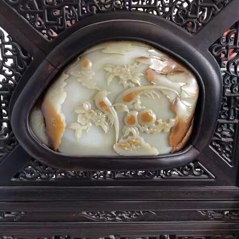 鲜花送佳人，美玉佩知音！