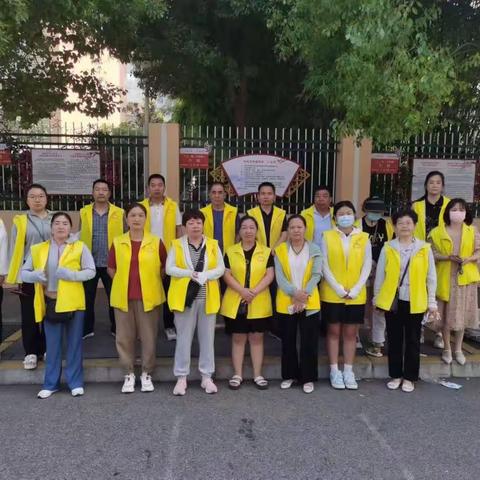 六（5）班夏季志愿者护航孩子们一路前行