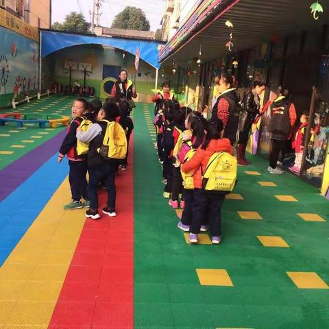 健康幼儿园大二班    《参观消防大队实践活动》