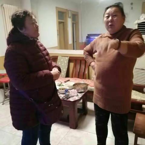 众志成城保平安、安全第一度新春警校社区安全员为居民安全时刻在线
