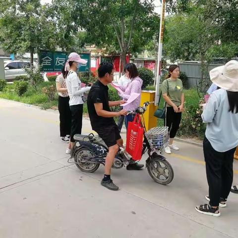 梁山县统计局民情书记队到盛世华城小区开展民意“5”来听活动