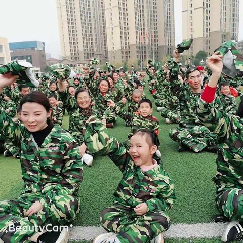 为了萌发幼儿爱国的情感。2019年12月14日下午2点新世纪幼儿在新实验小学举行“致海陆空”大型军事亲子活动。