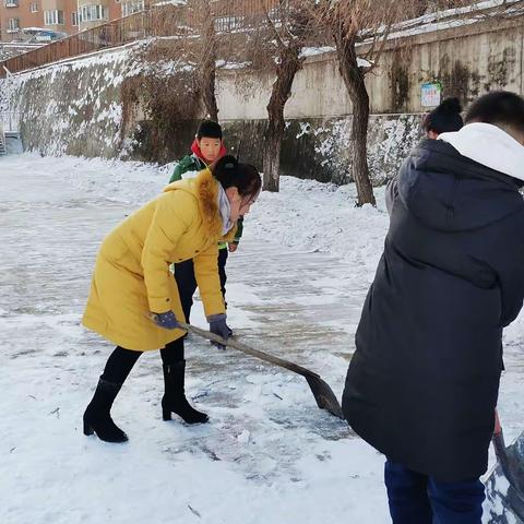 最美扫雪人 最暖下雪天