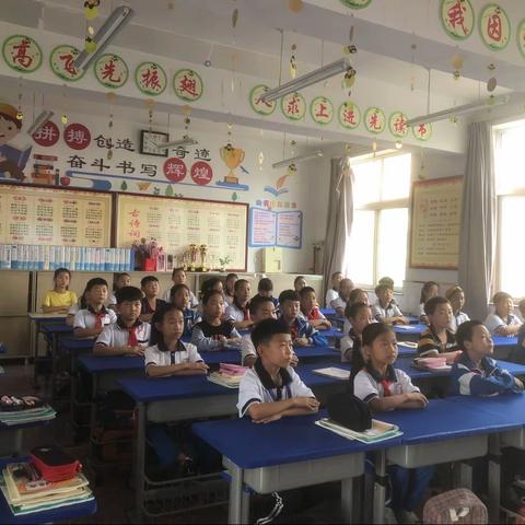 五小四二班围绕习近平总书记“七一”重要讲话精神，开展“爱党、爱国、爱校”主题教育。